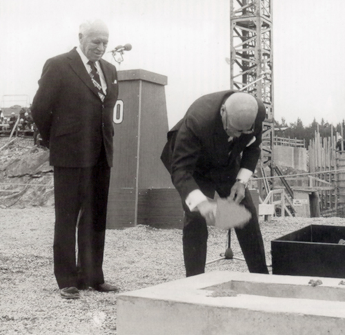 Presidentti Kekkonen muuraamassa OL1:n peruskiveä. Vasemmalla vuorineuvos Björn Westerlund. kekkonen2.jpg