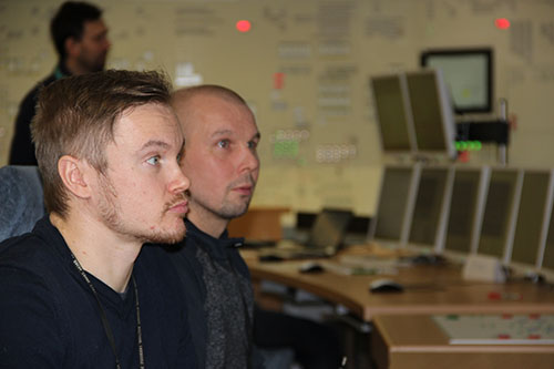 Tulevat turbiiniohjaajat Aleksi Salonen ja Jarmo Leppänen seuraavat aamuvuoron koulutusta. Turbiiniohjaajat.jpg