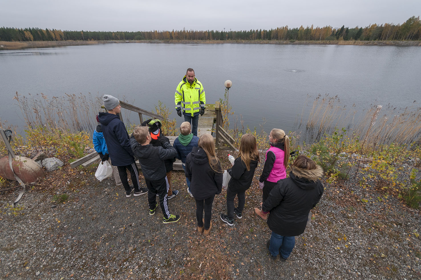 Seitsemäsluokkalaisten vesipäivään kuului opettavaisia tehtäviä eri puolilla Olkiluotoa. Kuva: Hannu Huovila Ylakoululaiset_Olkiluodossa.jpg
